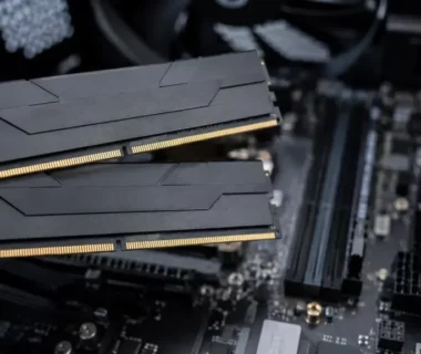 Barrettes de mémoire DDR5 testées lors d'un diagnostic d'écrans bleus