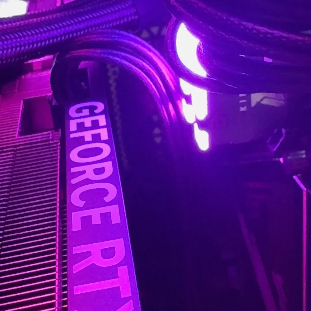 Câbles d'alimentation gainés et connecteur 12V-2x6 au-dessus d'une carte graphique GeForce RTX 5090