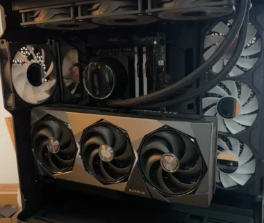 PC gaming MSI ouvert sur l'établi, carte graphique GeForce RTX 5090 SUPRIM en place, pendant un diagnostic à Strasbourg